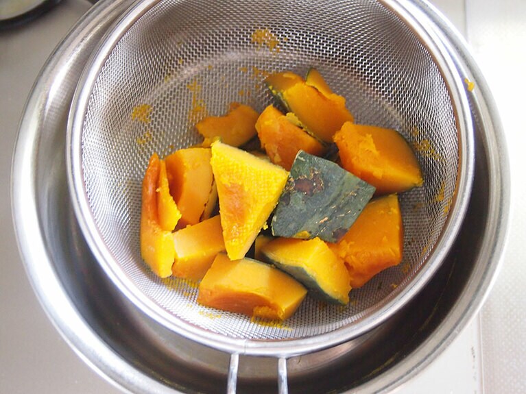 （3）串が刺さるくらいの柔らかさになったら、ザルに引き上げ湯切りをします。