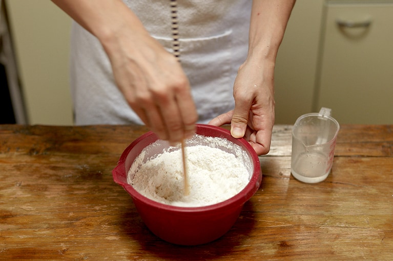 ボウルに材料を入れ、箸1本でぐるぐる混ぜる。