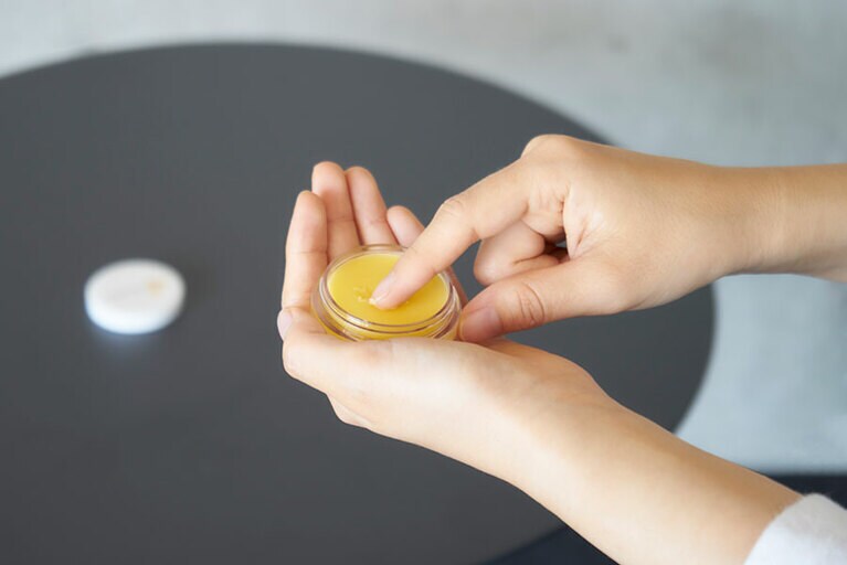 油分の強いギトギト感がないので、指先や手元にも使いやすい。