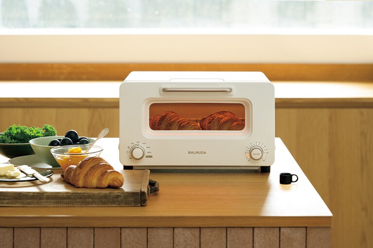 バルミューダの代表作といえば、特許取得のスチームテクノロジーでパンの水分と香りを閉じ込め、表面はサクッ、中はふわっと焼き上げる「BALMUDA The Toaster」。最上位のProモデルは、トーストはもちろん、圧倒的な火力でグリル料理やお菓子がプロ並みに仕上がる。BALMUDA The Toaster Pro 38,500円。