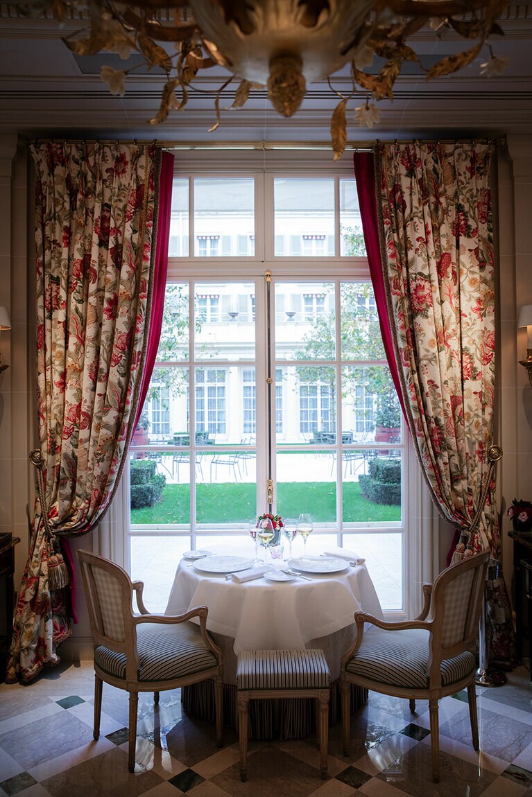 名門ホテルの設計に携わるフランスのインテリアデザイナー、ピエール・イヴ・ロション氏が手がけたダイニング。