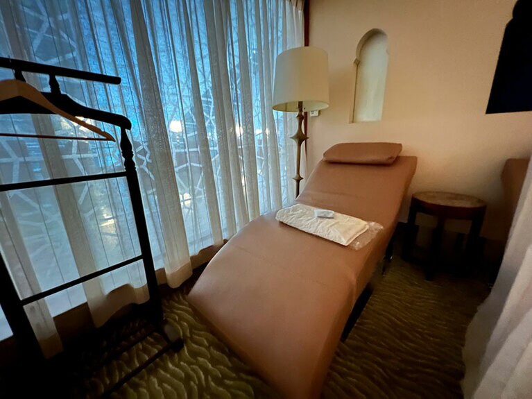 仮眠が取れるクワイエット・ルーム。カーテンで仕切られたデイベッドが6脚あり、ハンガーラックやミネラルウォーターも用意されていて、自由に使うことができる。