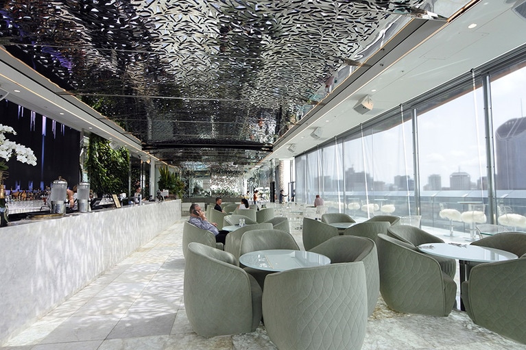 エンポリウム・ホテル・サウスバンクのルーフトップのレストラン。川の眺めを望みます。