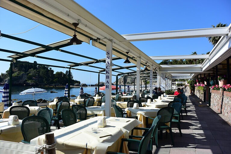 イソラ・ベッラ前のレストラン。