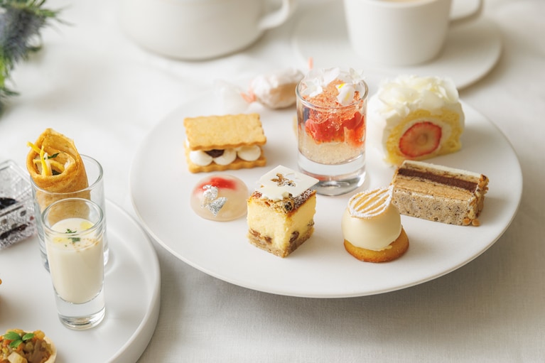 「キタノ」のパティスリーの定番「マルジョレーヌ」も含む、スイーツプレートのイメージ。