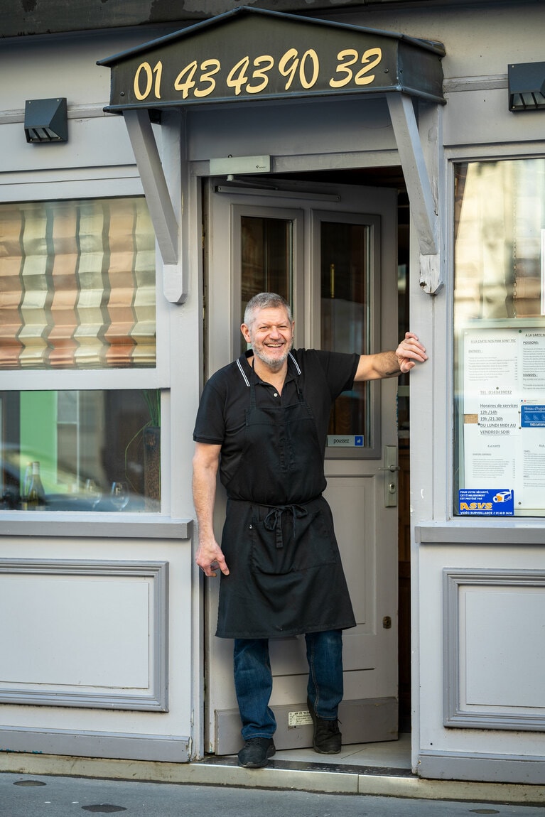 オーナーシェフのアントニオ・トレス氏。長年、パリ7区の老舗店「ル・ヴォルテール」でシェフを務めた。パティシエの国家資格も持つ。