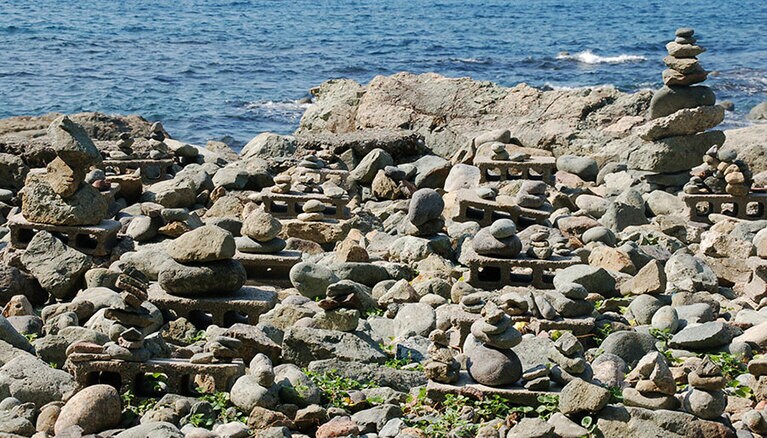 幼くして亡くなった子供が親のために石を積み、それを鬼が壊しにやって来るという賽の河原。