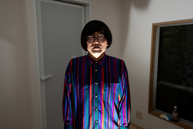 松原タニシさん。事故物件の自宅にて。