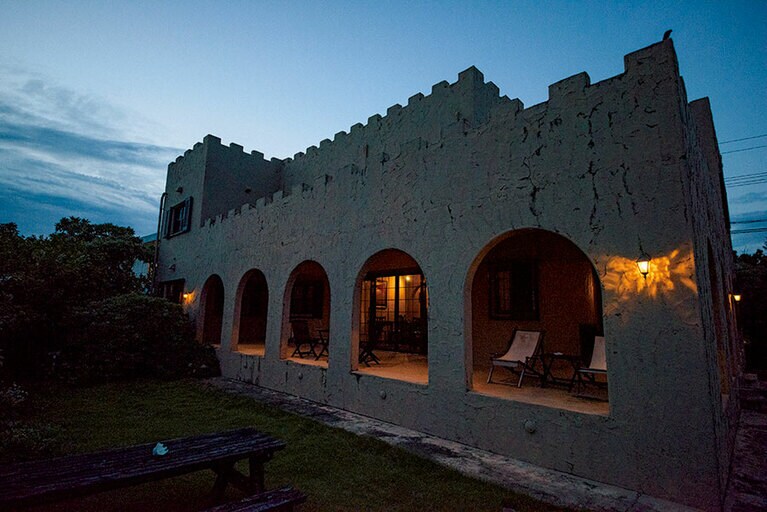 夕暮れの中、ライトアップされた宿の外観。ここが日本なのか、世界のどこにいるのか分からなくなる場所だ。