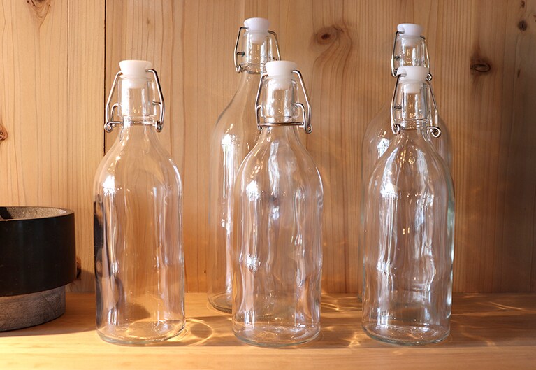 食品の保存に最適な、KORKEN/コルケン フタ付きガラスボトル129円。残った食品を捨てずに保存し食べ切ることもSDGsに貢献できる活動のひとつ。