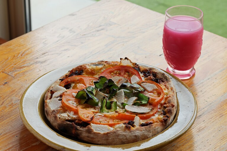 「鹿のミートソースピザ」1,500円と、ホエイで割った「自家製しそジュース」350円。