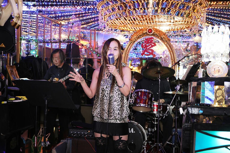 “社交場”としての在り様にこだわるからこその生バンド。