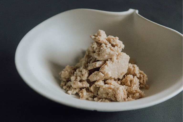 原料となる酒粕。