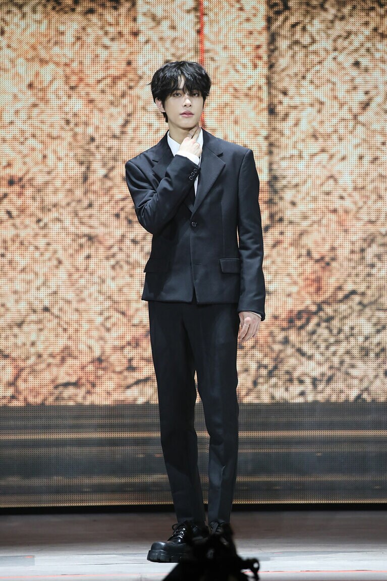 「タイトル曲もいいですが、カップリング曲の『Bills』もお気に入りです。レコーディングされた曲をパン・シヒョクプロデューサーが褒めてくれ、すぐカップリング曲に決まりました」（JAKE）。(P)&(C) BELIFT LAB Inc.