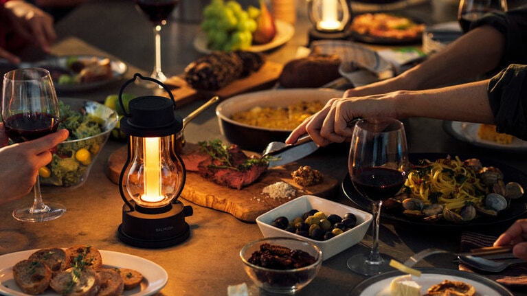 つまみを回すだけで、日常のシーンに合わせた3種類の灯りを選べる。