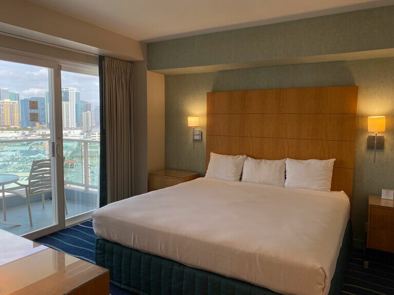 ベッドルームからもアラモアナビーチがパノラマで広がる。