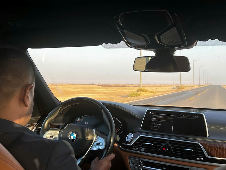 空港から高速道路に乗ると、ほどなく周囲は砂漠に変わります。砂漠の中を走ること約1時間半で到着です。