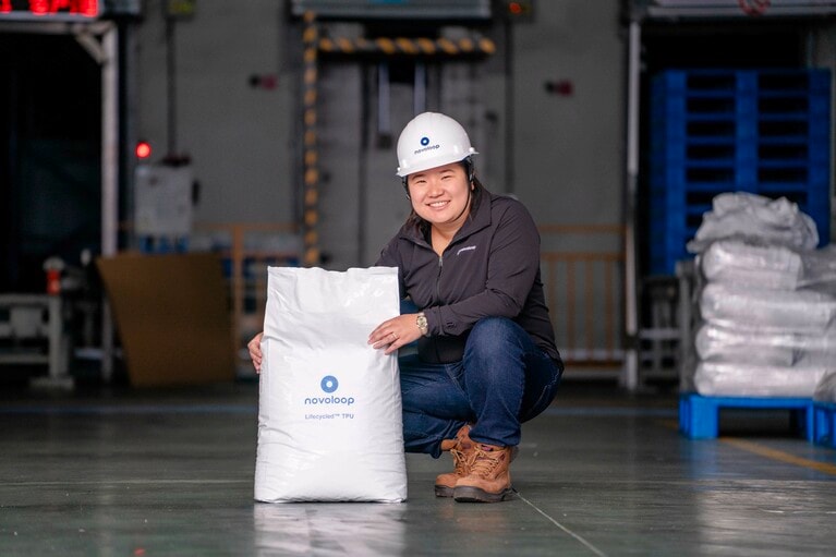 2019年に『ロレックス アワード』を受賞した起業家のミランダ・ワン氏。自ら構築したアップサイクル・システムで生みだされたポリウレタンの袋を手に。© Rolex/Roman Meisenberg