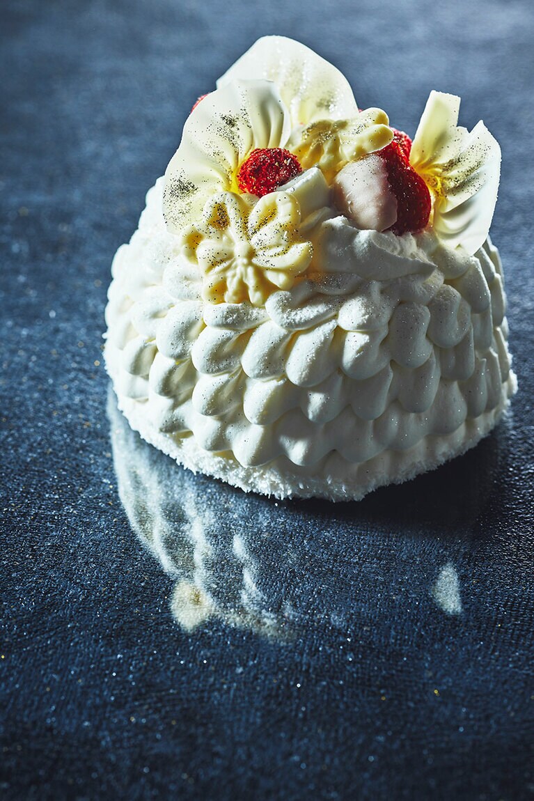 ストリングスホテル東京インターコンチネンタル「スパークリングスノー ショートケーキ」（4号 直径12cm／6,156円、5号 直径15cm／7,452円）。