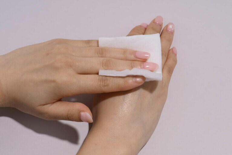 約2プッシュ分をコットンに取り、顔の中心から外側に向かって顔全体を軽く引き上げるように拭き取る。