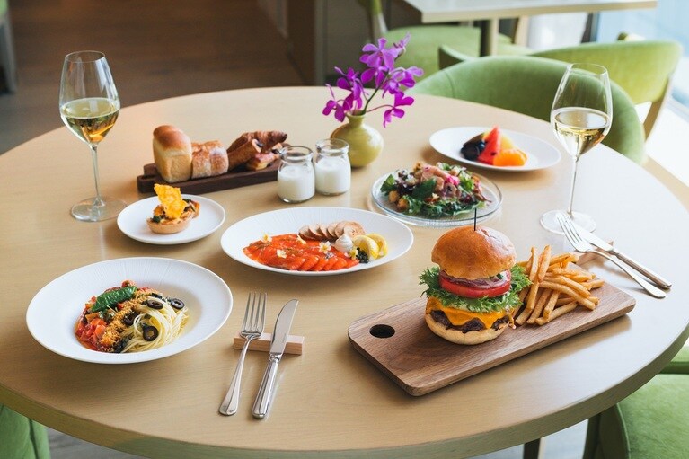 土・日・祝日の12:00～15:00のみに提供される「Sophie’s Weekend Brunch」のイメージ。1名7,800円（税・サ込）。いちばん人気のメニューは「グリル和牛バーガー」。