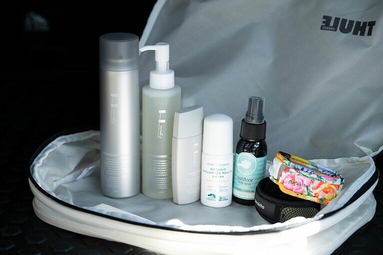 左から、下山後にサッパリするために備えておきたいF organicsのブライトニングブースターミスト120g 4,400円、同クレンジングオイル150ml 3,740円。日焼け止め＆下地も兼ねた同UVプロテクトベース3,080円。気になる汗のニオイは、脇など気になる部分にくるくるっと塗れるロールタイプも便利。made of Organicsのオーガニック ホワイト DE ロールオンEX 1,760円。PERFECT POTIONのアウトドアボディスプレー ハッカ50ml 825円。PARA’KITOの虫除けバンド 3,080円（すべてビープル ウェブストア）