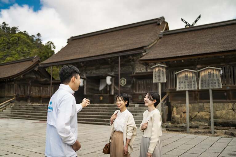 万全の準備を整えて臨む出雲大社への参拝は、専門のガイドが案内するプライベートツアー。出雲をより深く理解することで、神話に近づくことができる。