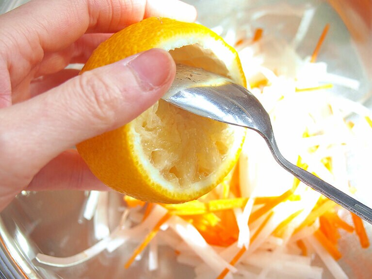 (3) スプーンを使って果汁を絞ります。※種が入らないように気を付けましょう。