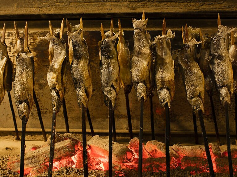 自在館［新潟／栃尾又温泉］岩魚炭火焼き。