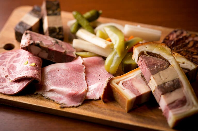 シャルキュトリは虎ノ門「ELEZO GATE」でも食べられる。通販で購入も可能。