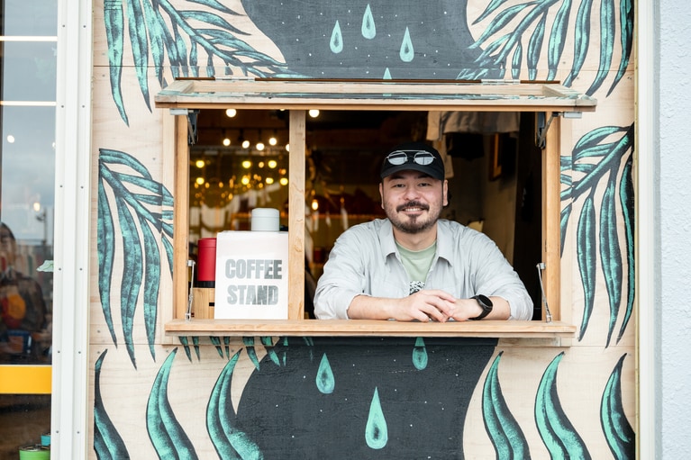 代表の眞謝一斗さん。