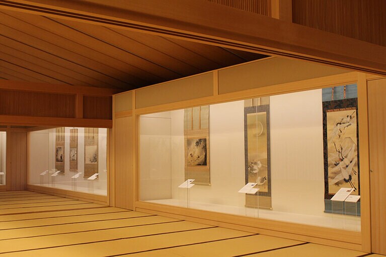 120畳敷きの大空間では、座ったり、寝転んだりしながら作品を鑑賞することができる。