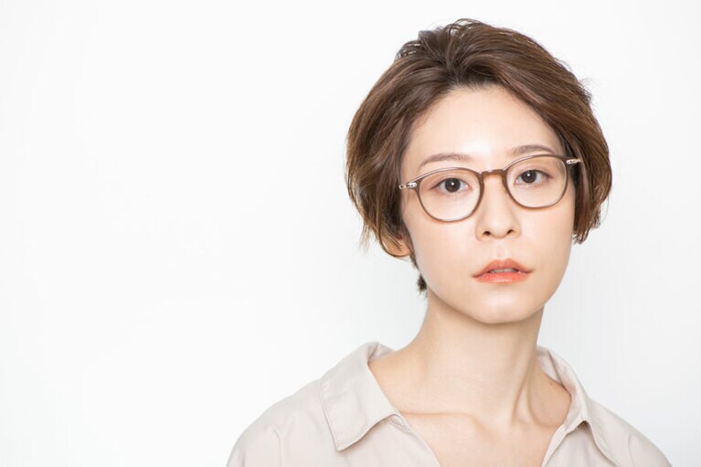 「眉やアイメイクの印象が控えめかも……？」と感じるぐらいでも、眼鏡を掛けたら好バランスに！