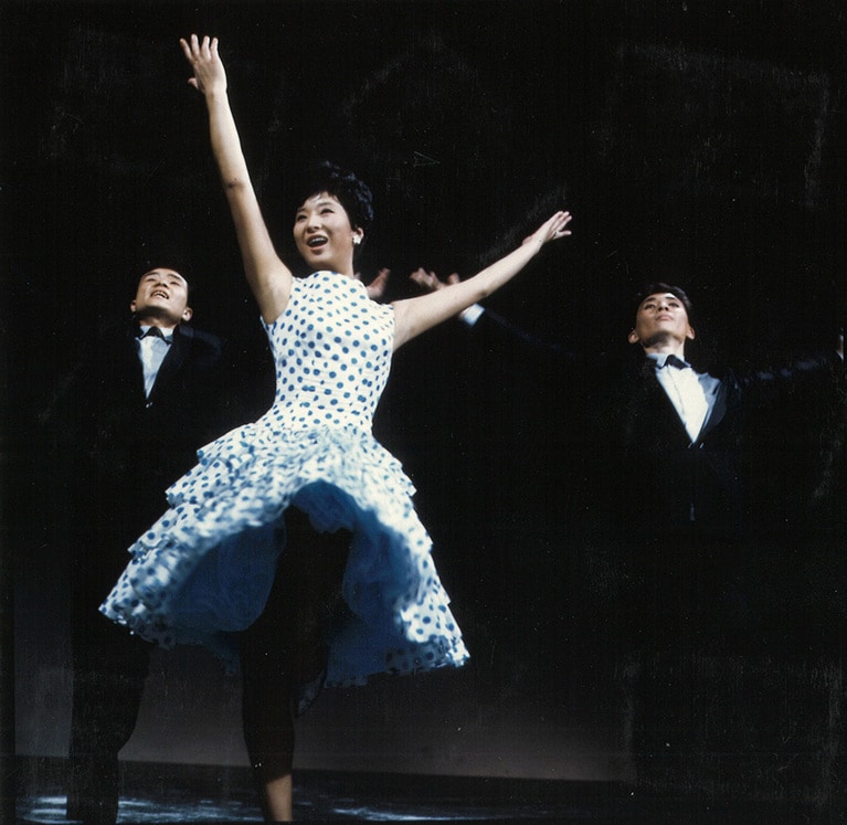 昭和39年当時の金井克子。腕の長さを見ただけでもスタイルの良さがわかるというもの。表情や手の動きから見て「他人の関係」の歌唱中でないことは確かである。