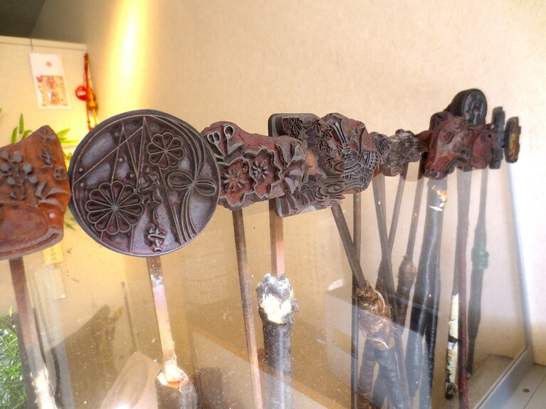 おせんべいに押す、様々な焼印。