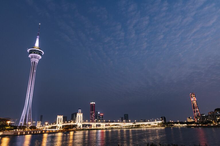 日没後の西灣湖沿いをのんびりと散歩。治安が良いので、夜の外出も安心。