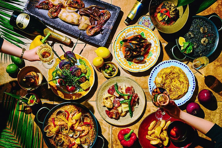 「セントレジス シャンパン＆ビアガーデン - A Night in Barcelona -」のイメージ。ビバレッジフリーフロープラン 1名5,500円～、フード＋ビバレッジフリーフロープラン 1名10,000円～（ともに税・サ込、アミューズチャージ 1名1,000円）。