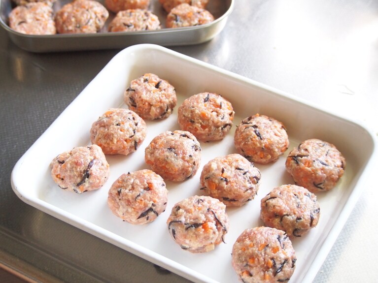 食べやすい大きさに丸めて、成形する。