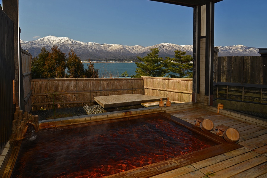 加茂湖と大佐渡山脈を眺めながらの入浴は格別。🄫朱鷺伝説と露天風呂の宿 きらく
