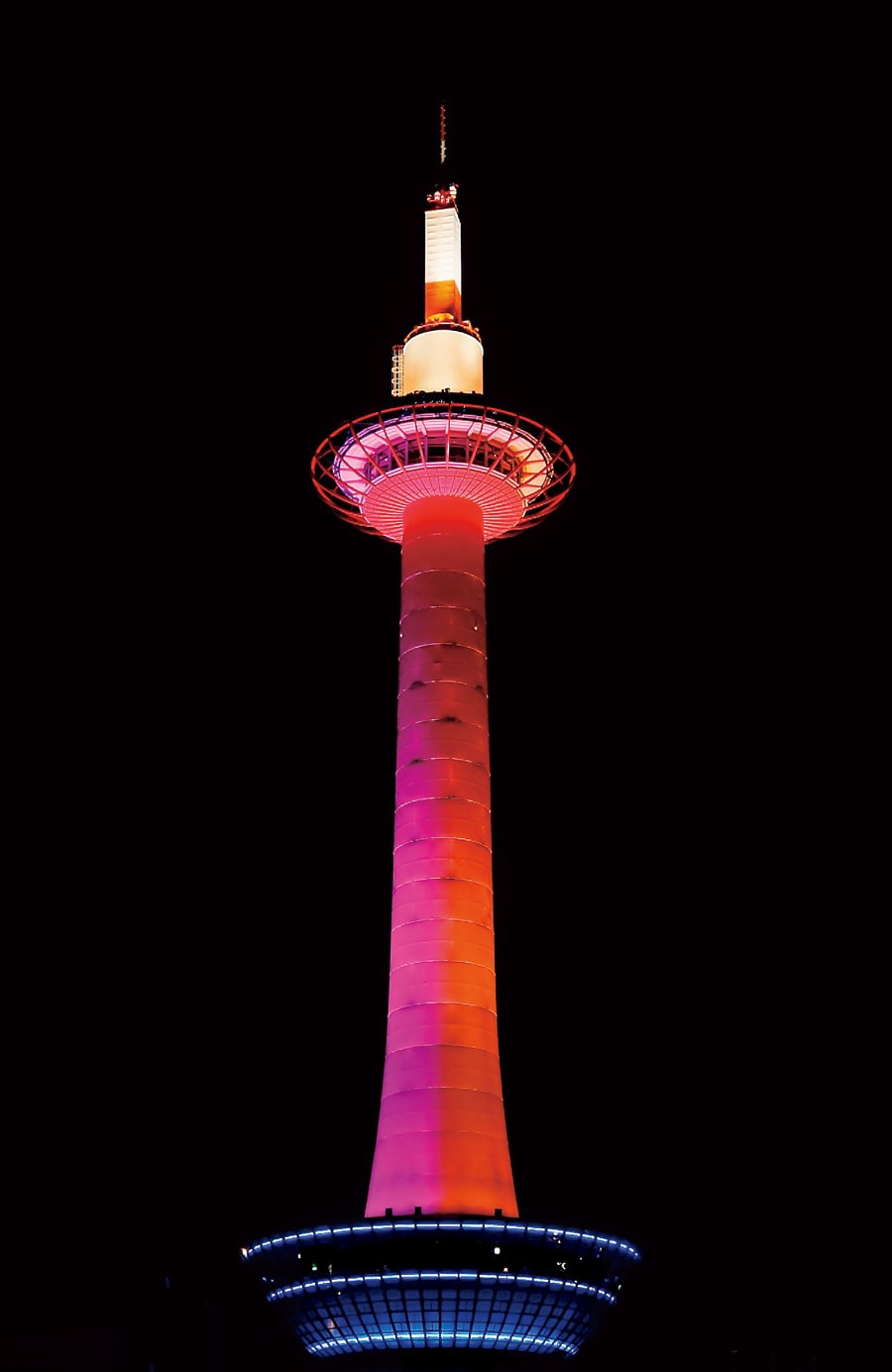 京都タワー。世界でも珍しい建築構造の京の街を照らすランドマーク。鉄骨を一切使わず、円筒型の鋼板を繋ぎ合わせるモノコック構造を世界に先駆け採用。地上から避雷針までは131メートルと京都市内では最も高いスポット。ライトアップの色を変えることもできる（有料）。©京阪ホテルズ＆リゾーツ株式会社　京都タワー