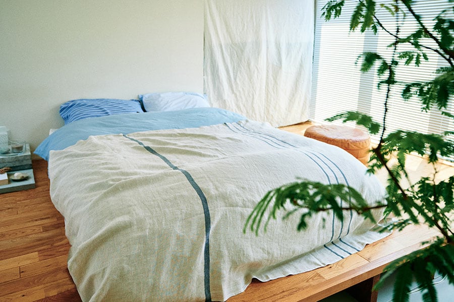 白と青を基調とした、インテリアスタイリスト谷山真季さんのご自宅の寝室。