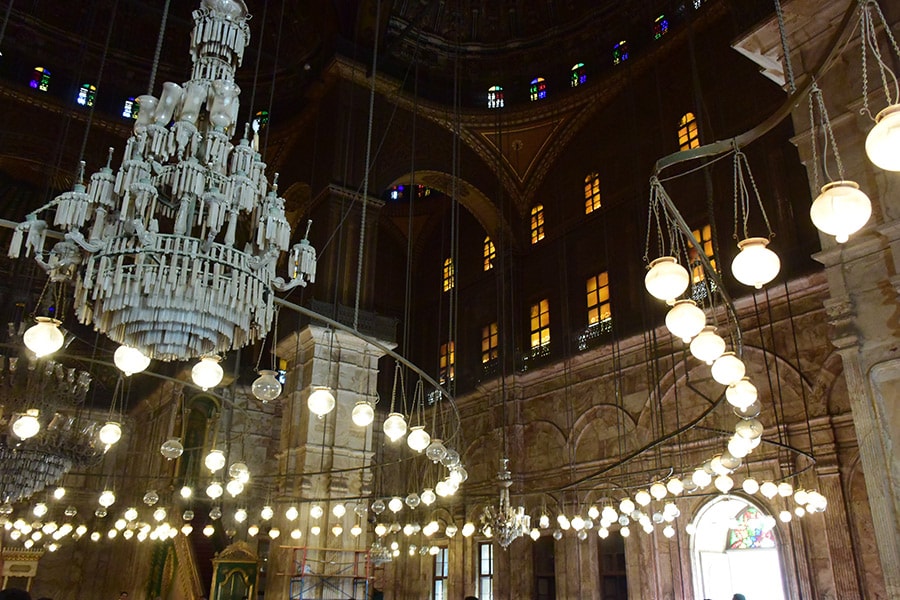 ムハンマド・アリ・モスク内のドームは無数のライトが同心円を描いている。