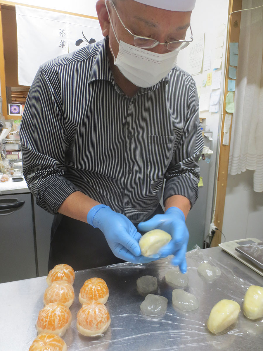 お菓子を作る山川誠さん。