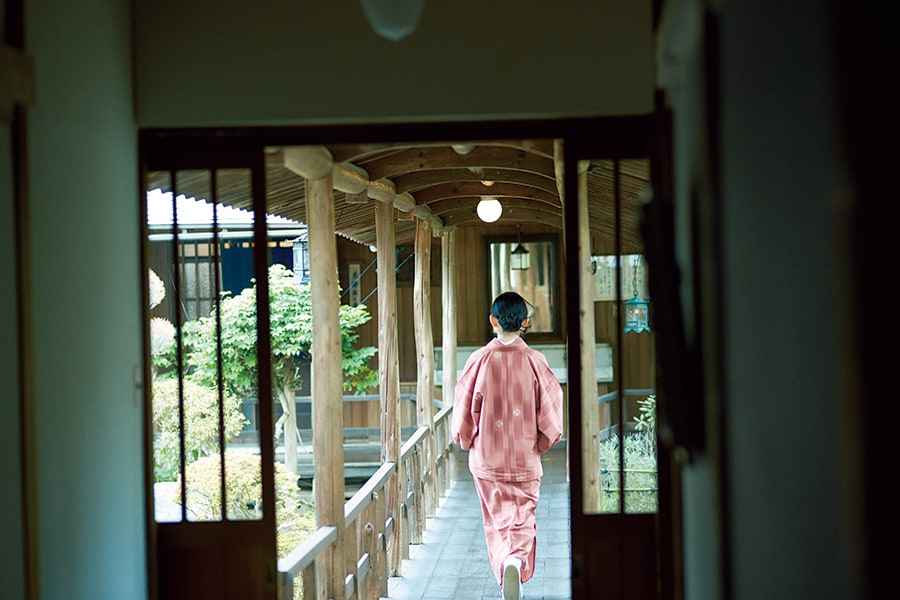 【旅館花屋】館内をつなぐ渡り廊下。季節ごとに様々な顔を見せる中庭を愛でながら。Photo: Masahiro Sanbe