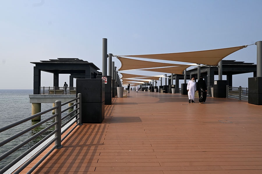 桟橋ではシニアのカップルが仲良く手をつないでお散歩する姿も。