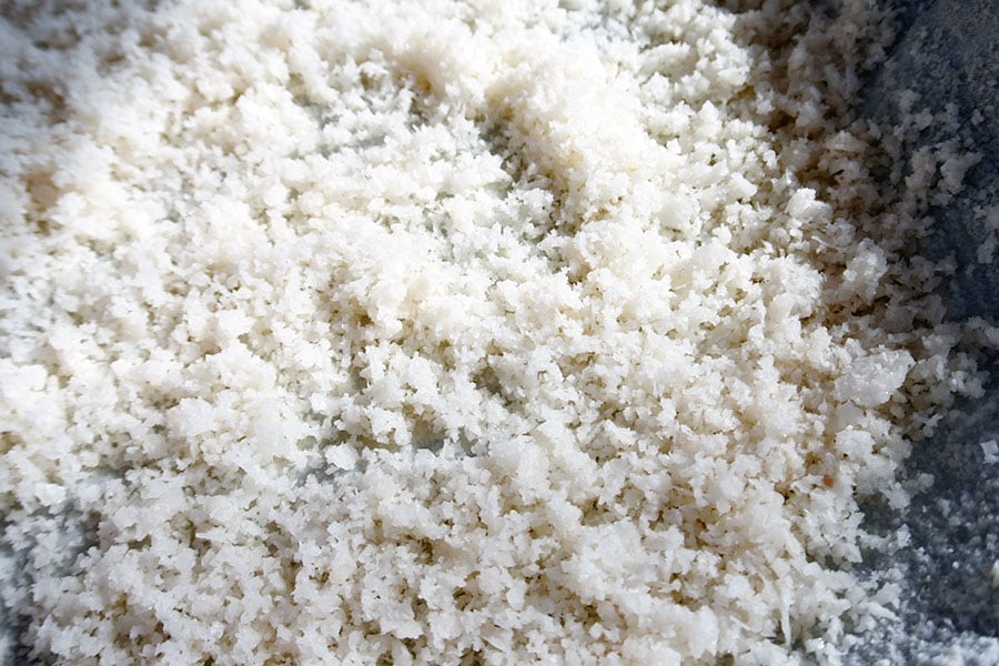ゆっくりと鹹水を蒸発させた塩は雪のようになめらか、と木村さん。