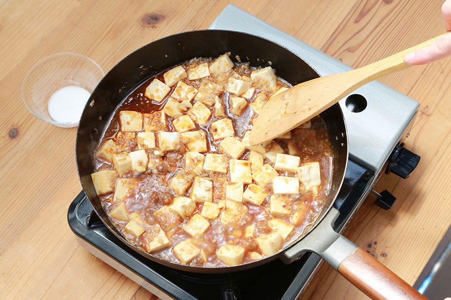 絹ごし豆腐、麻婆ソース、干し椎茸の戻し汁(または水)を加えて煮立たせ5、6分煮込む。