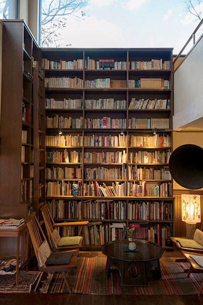【亀の井別荘】談話室には、天井まで届きそうな高さの本棚に、代々読書家のオーナーが集めた映画や音楽などの本が並ぶ。館内には趣のある家具たちがさり気なく配されている。Photo: Hiroshi Mizusaki
