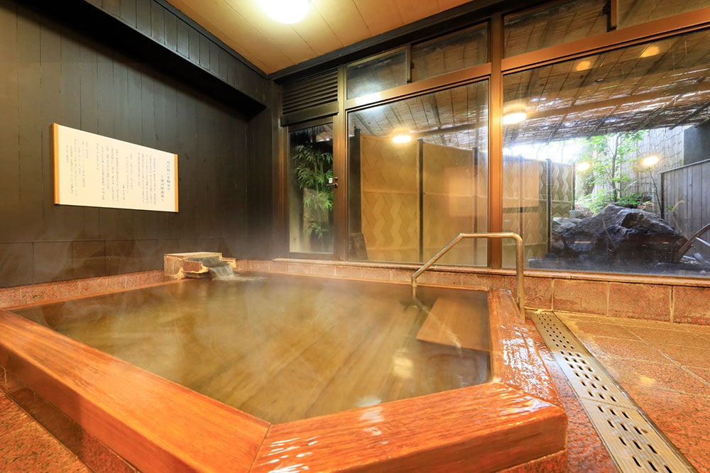 源泉掛け流しの大浴場「風雅のゆ」には、露天風呂を併設。ほかに、貸切露天風呂もある。