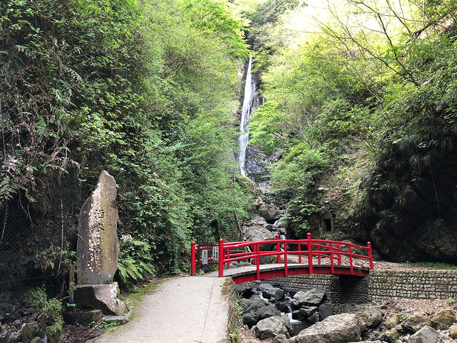 【神奈川県】洒水の滝。